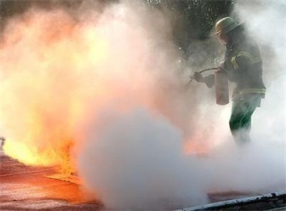 Пожарникари гасиха заведение в Благоевград сн: 24chasa.bg