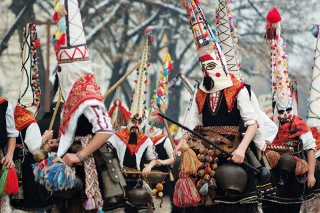 Трескава подготовка за Сурва в кв. Грамада сн: pernichani.com